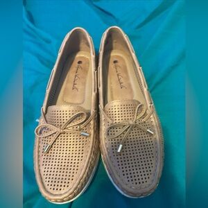 Gloria Vanderbilt “Shelley” Slip On Boat Shoes / Loafers Tan Women’s Size 9